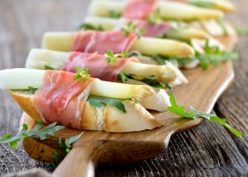Toasts au jambon cru et aux asperges blanches