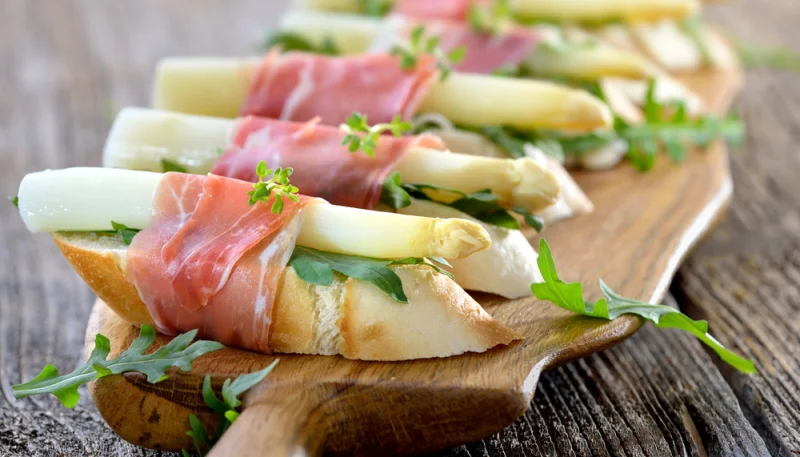 Toasts au jambon cru et aux asperges blanches