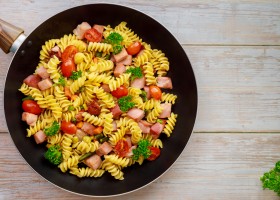 Torsades au jambon cru et aux tomates cerises