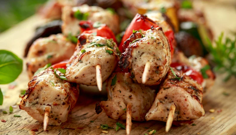 Brochettes de poulet et champignons