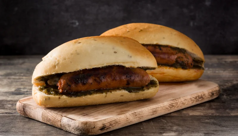 Choripan et salsa criolla