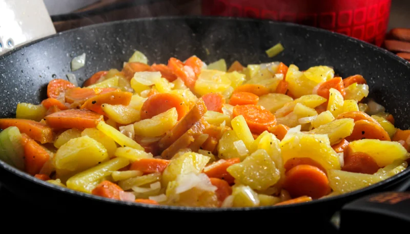 Cocotte de pommes de terre et carottes à l'ail