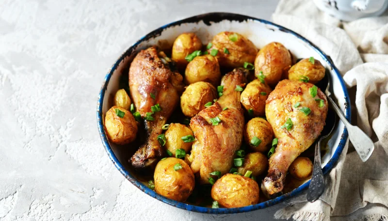 Cuisses de poulet et pommes de terre au four à la ciboulette