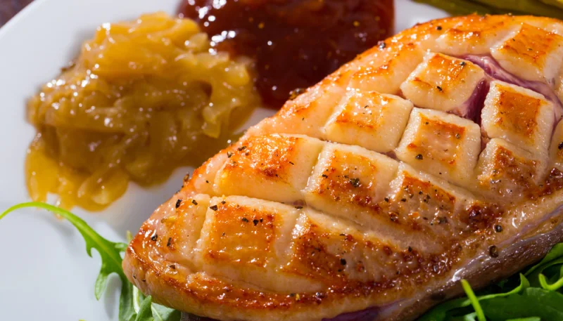 Magrets de canard au barbecue et son confit d'oignons