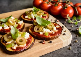Mini-pizza d’aubergines aux olives et à la sauce tomate