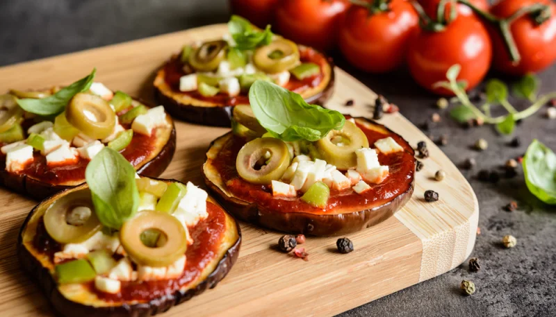 Mini-pizza d’aubergines aux olives et à la sauce tomate