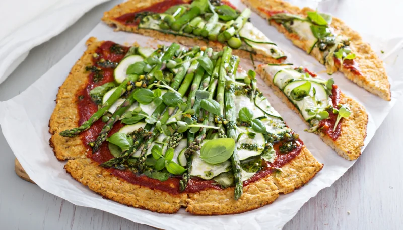 Pizza aux légumes verts sur croûte de chou-fleur