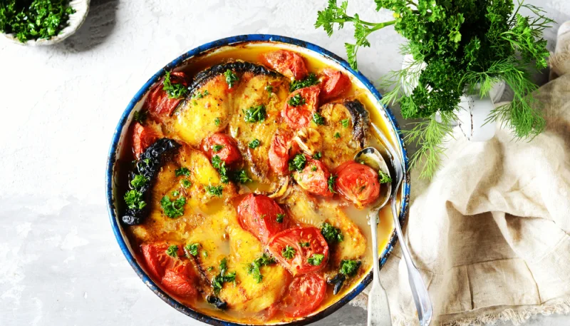 Poisson rôti à la tomate et aux herbes