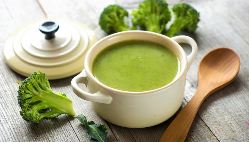 Potage de brocoli au curcuma