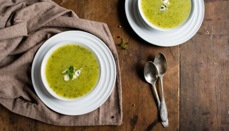 Potage de courgettes et fromage de brebis