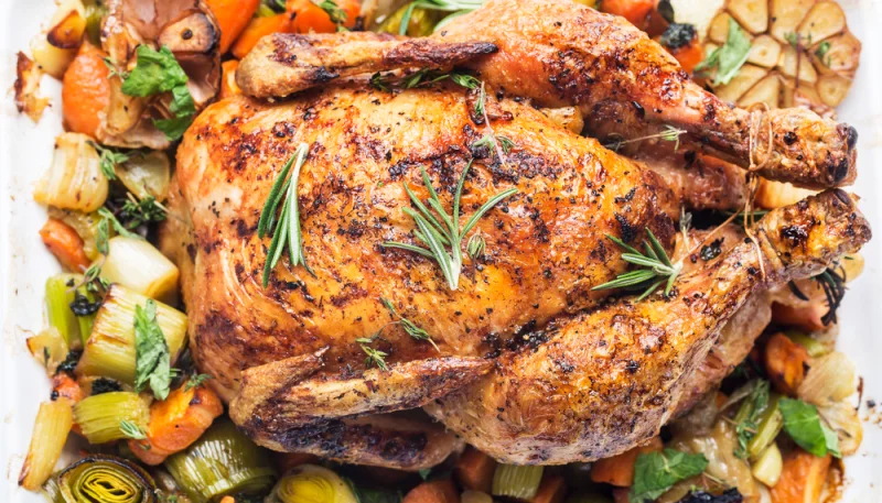 Poulet farci à l'orientale sur son lit de poireaux