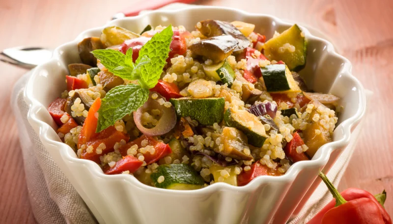 Quinoa courgettes, tomates et basilic