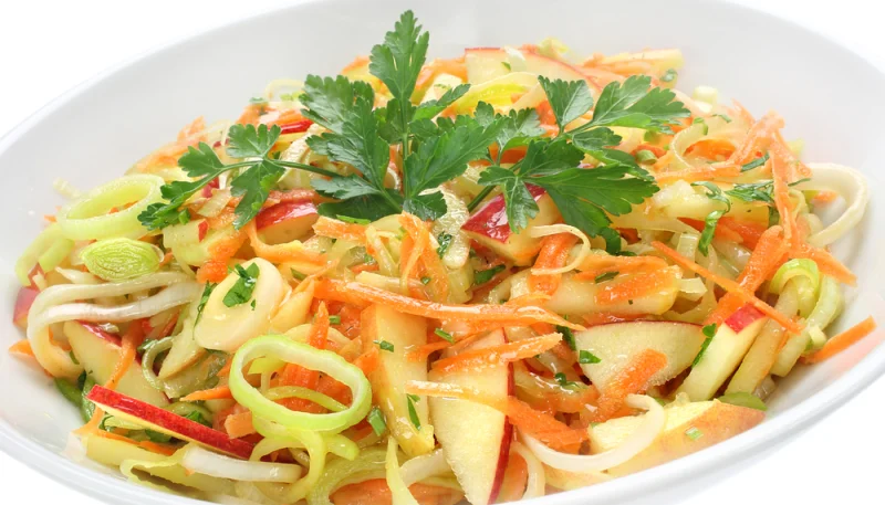 Salade de carottes, poireaux et pommes au miso