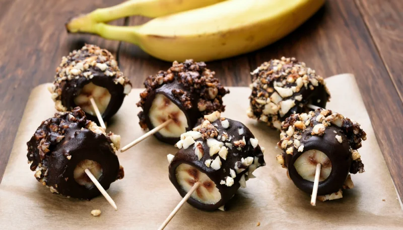 Sucettes banane, chocolat et pralin faciles