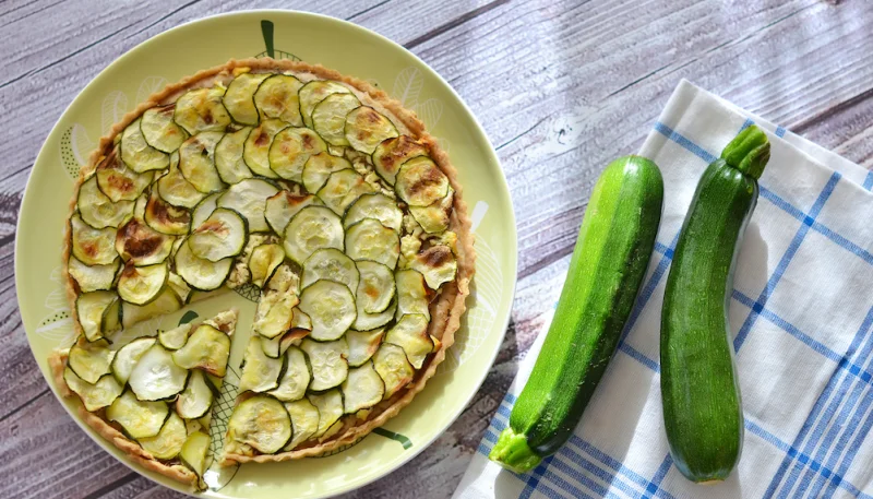 Tarte aux courgettes, fromage frais et pignons de pin