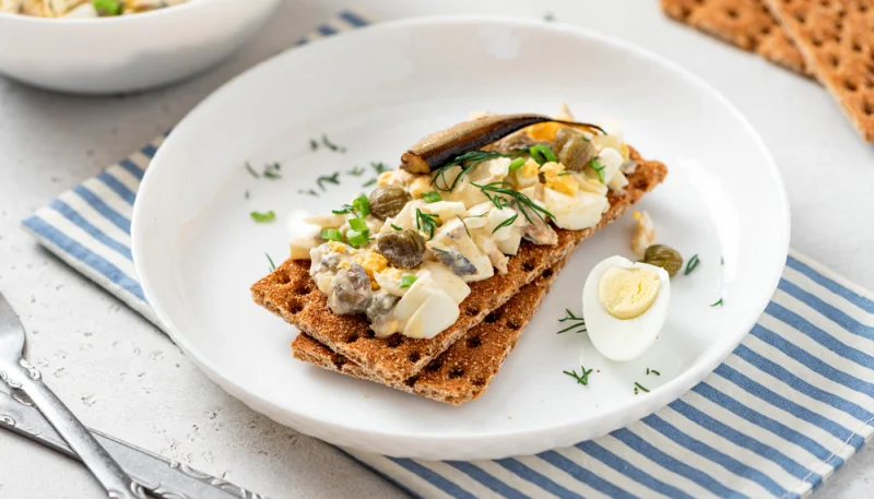 Toast aux œufs et à l'anchois