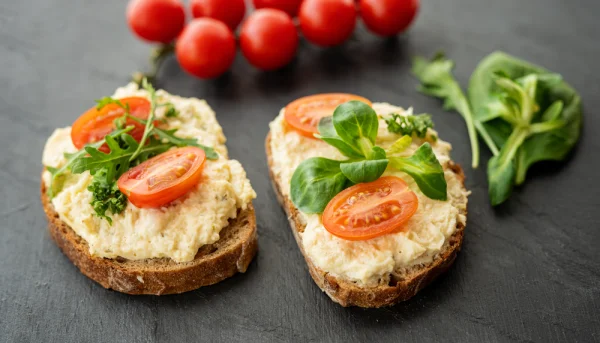 Toasts à la crème de tofu et tomates