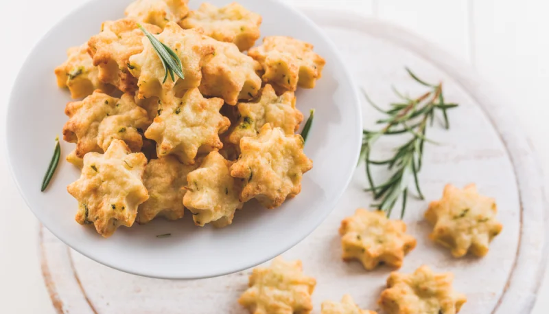 Biscuits apéritifs au romarin et au fromage