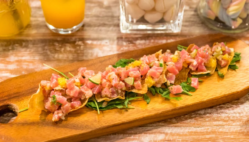 Chips de crevettes au tartare de thon frais