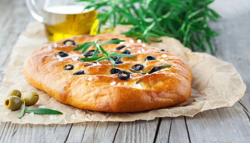 Focaccia aux olives noires et romarin