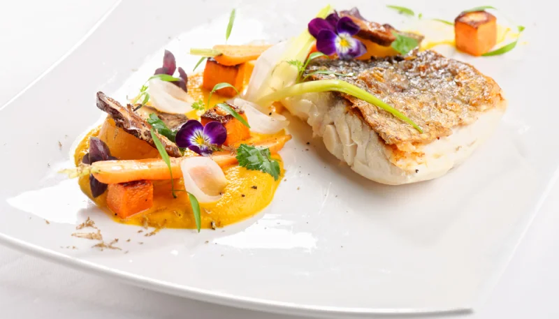 Lotte rôtie au beurre et aux légumes d'été