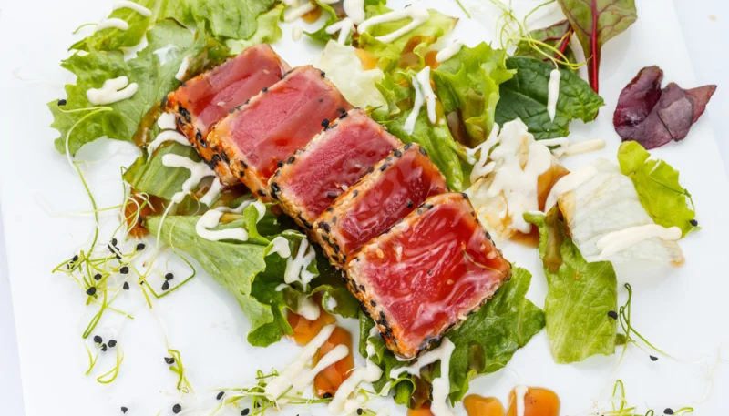 Médaillons de thon marinés au basilic