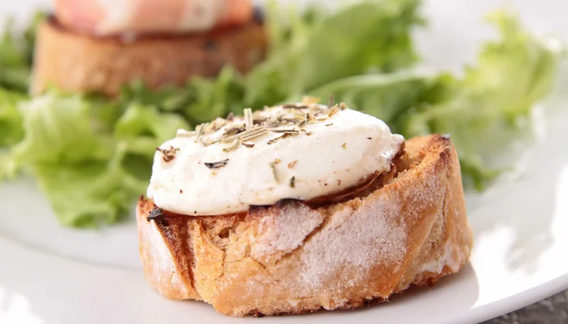 Salade de chèvre chaud à la compotée de rhubarbe