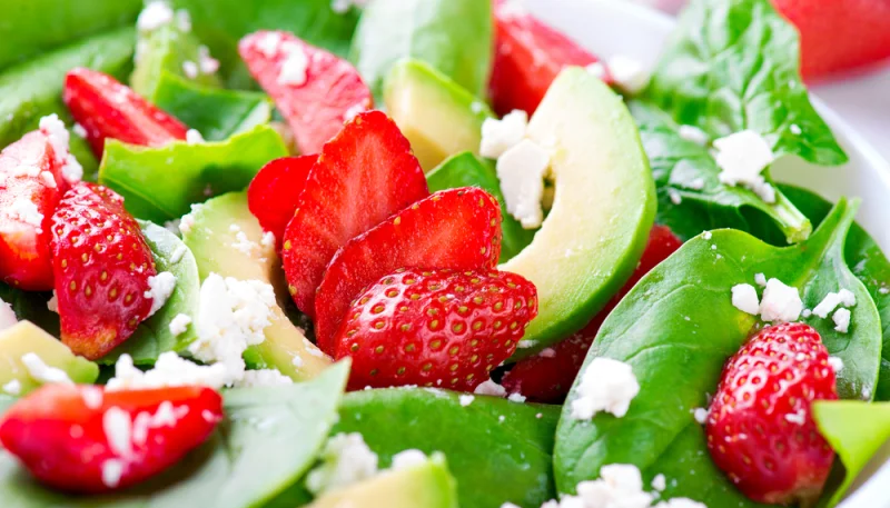 Salade de fraises, avocat et épinards