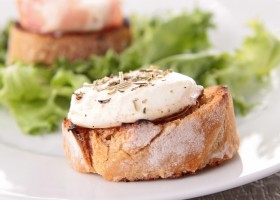 Salade de chèvre chauds à la compotée de rhubarbe