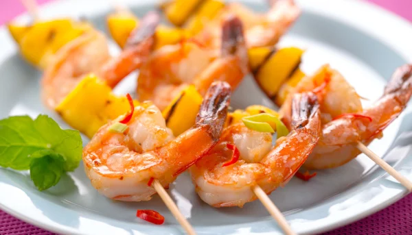 Tapas de crevettes aux épices et à la mangue