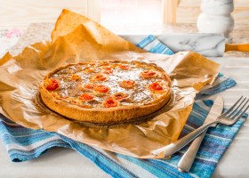 Tarte au thon, tomates cerises, aubergine et pignons