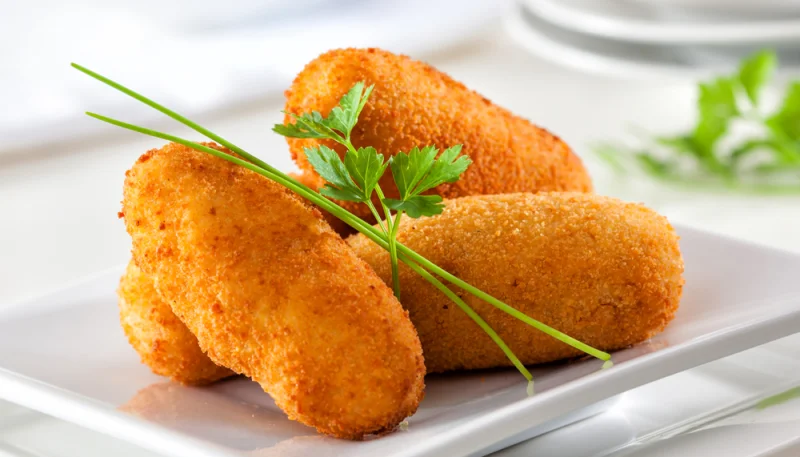 Tapas de croquettes de pommes de terre et jambon cru