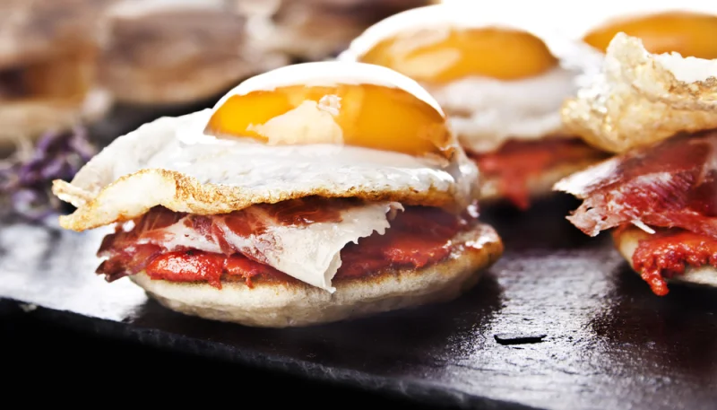 Tapas de jambon Serrano et œufs de caille