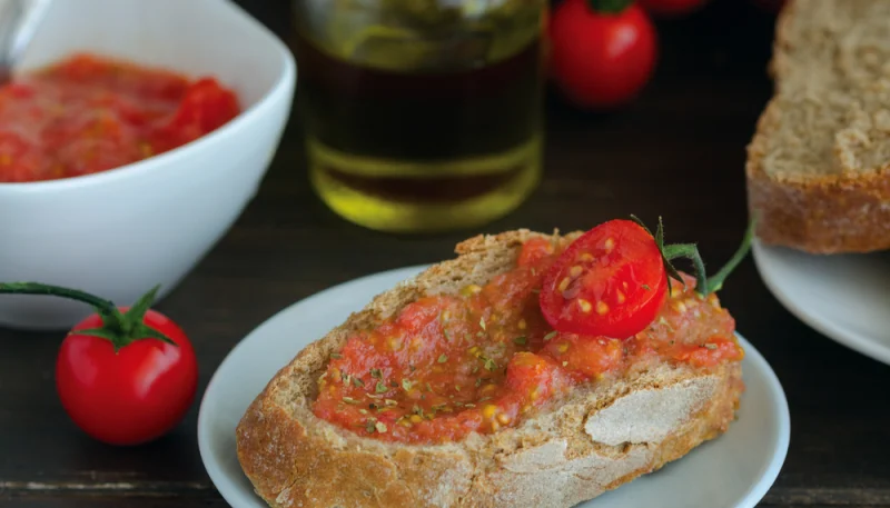 Tapas de pan con tomate