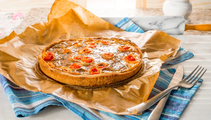 Tarte au thon, tomates cerises, aubergine et pignons