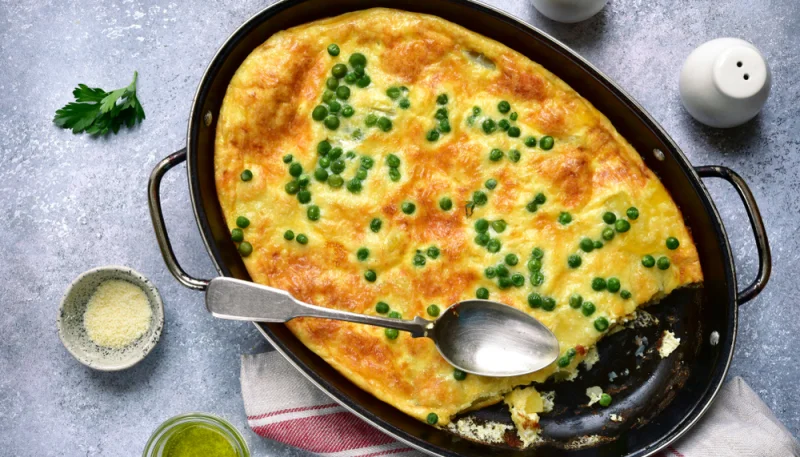 Tortilla aux pommes de terre, petits pois et oignons nouveaux