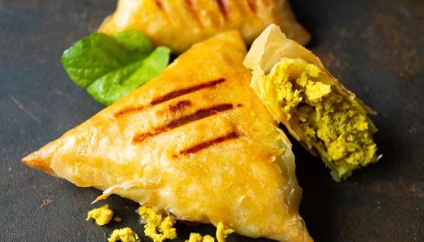 Bricks au poulet au curry et au fromage