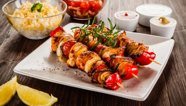 Brochettes de bœuf et poivrons au vin blanc