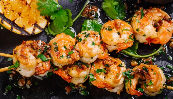 Brochettes de crevettes grillées à la menthe et au citron