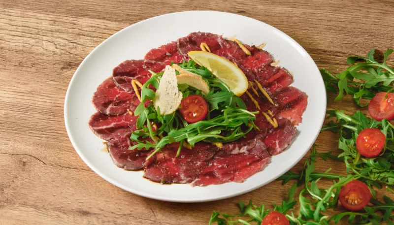 Carpaccio d’agneau aux tomates cerises
