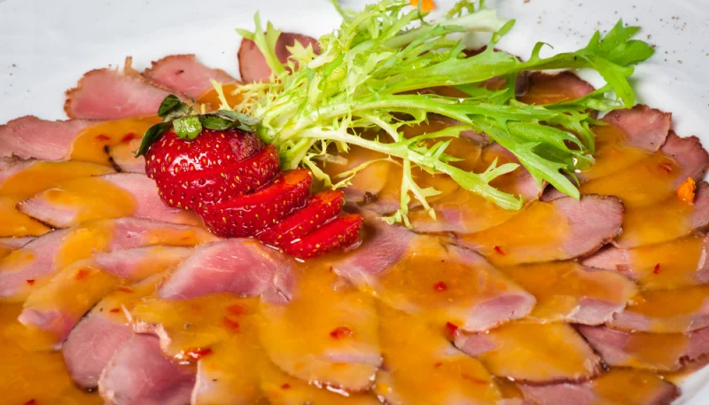 Carpaccio de canard et sauce à l’orange