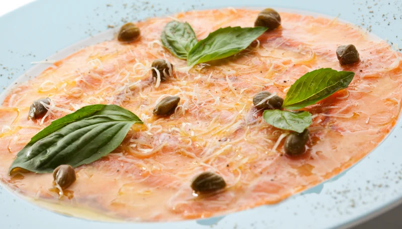 Carpaccio de truite au citron et au basilic