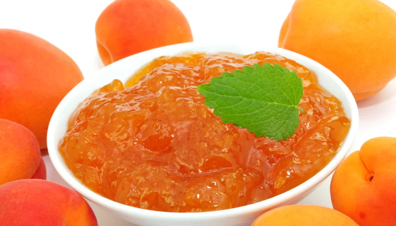 Compote d'abricots secs en cocotte