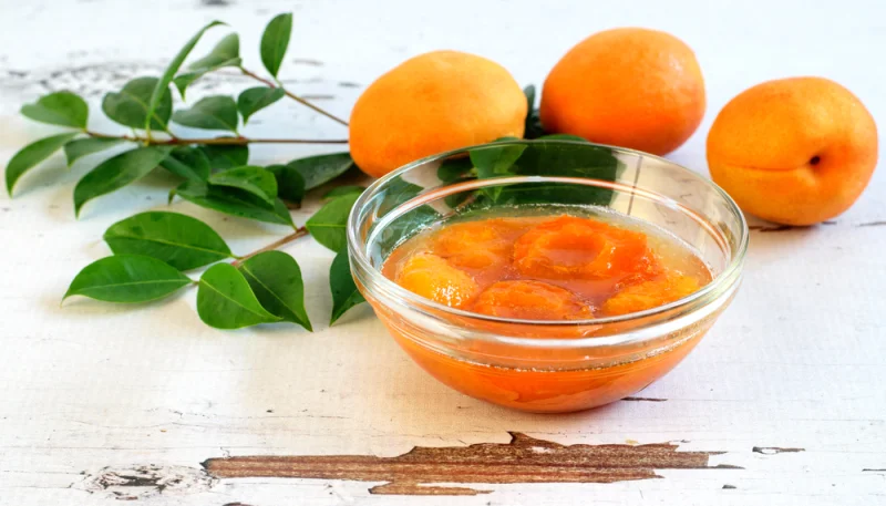 Compotée d'abricots au vin et à la cannelle