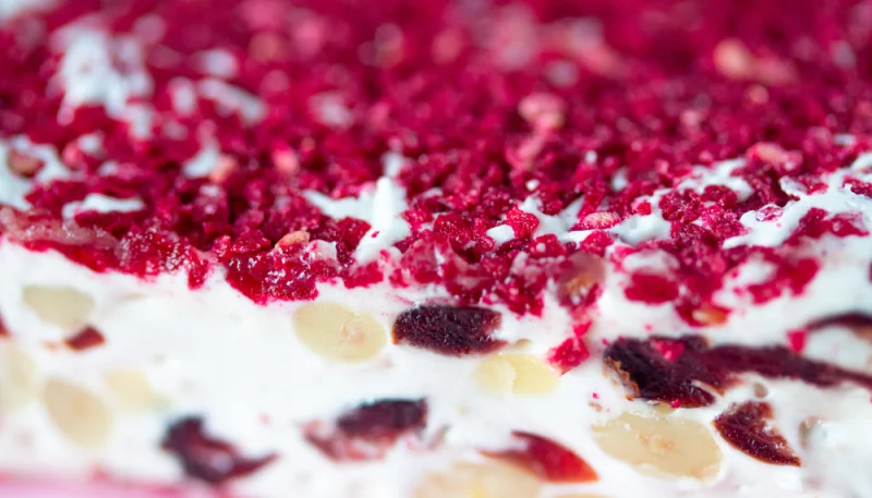 Dessert glacé au yaourt et fruits rouges