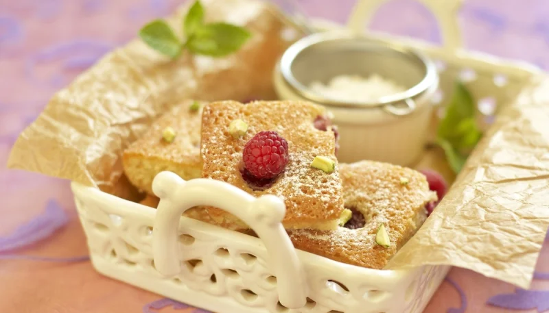 Financiers aux framboises et aux pistaches