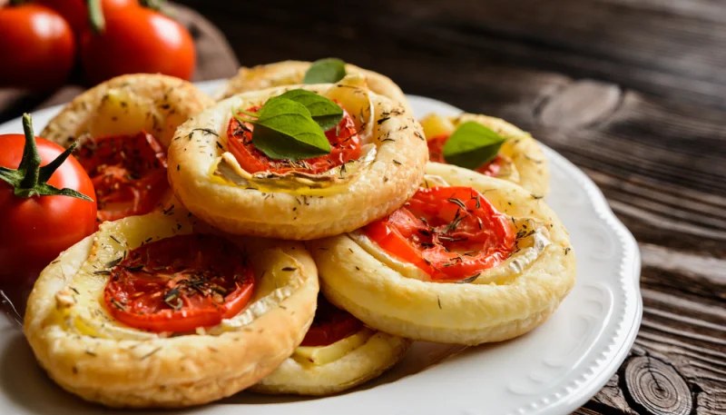Mini-pizzas au camembert et à la tomate
