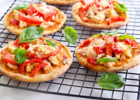 Mini-pizzas au poulet et aux poivrons