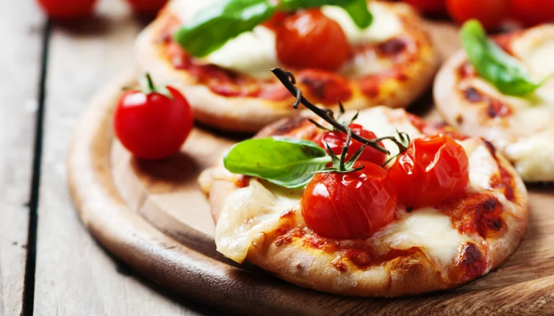 Mini-pizzas aux tomates cerises