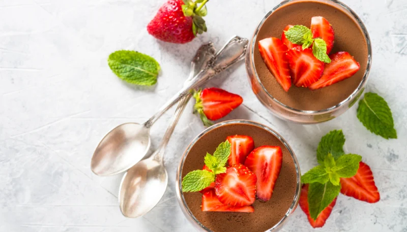 Mousse au chocolat à la purée de fraises